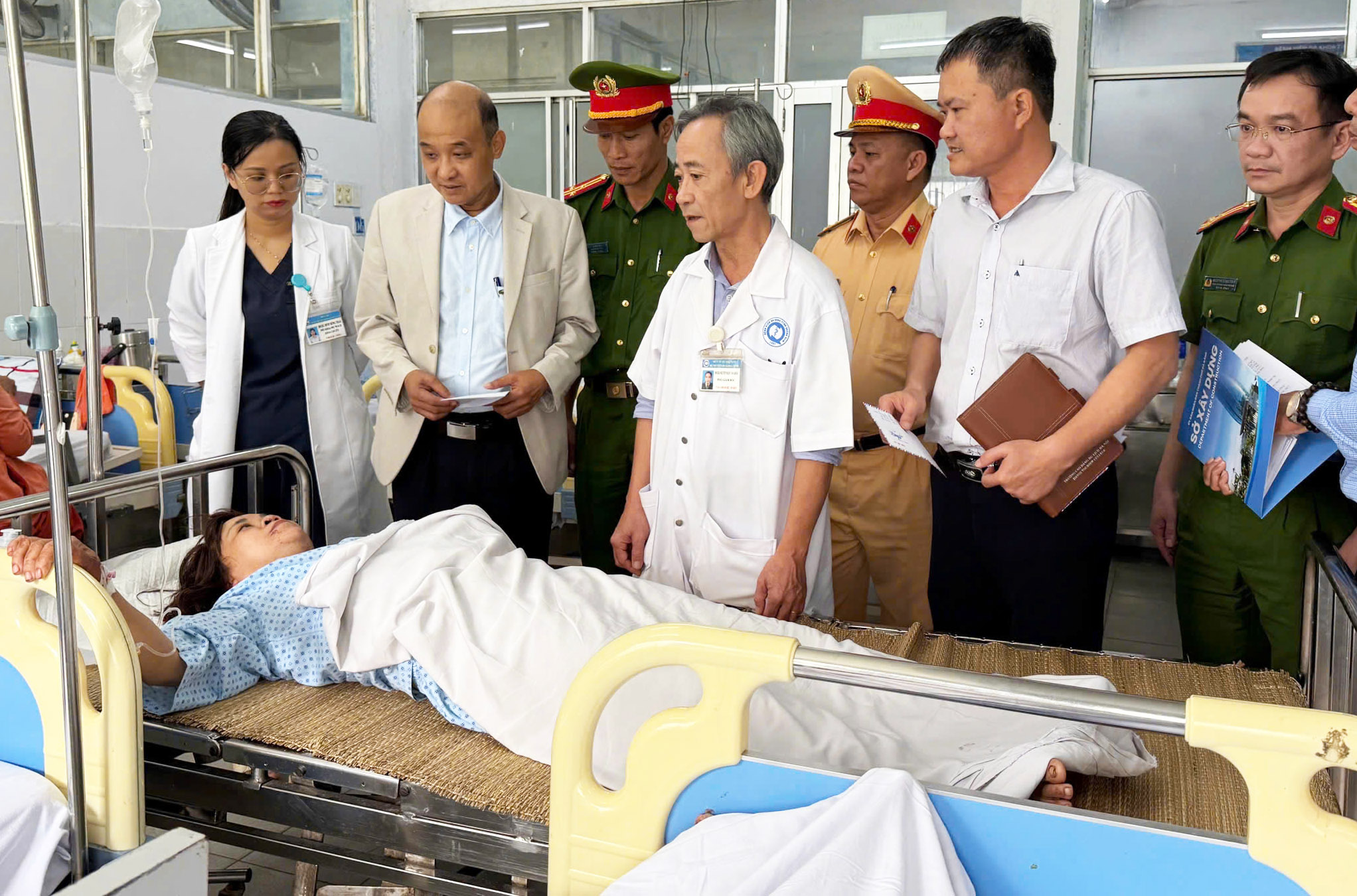 岘港市领导探望高速公路客车与拖车事故受害者，4人死亡