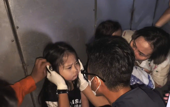 胡志明市警察冲入火灾房屋救出4人