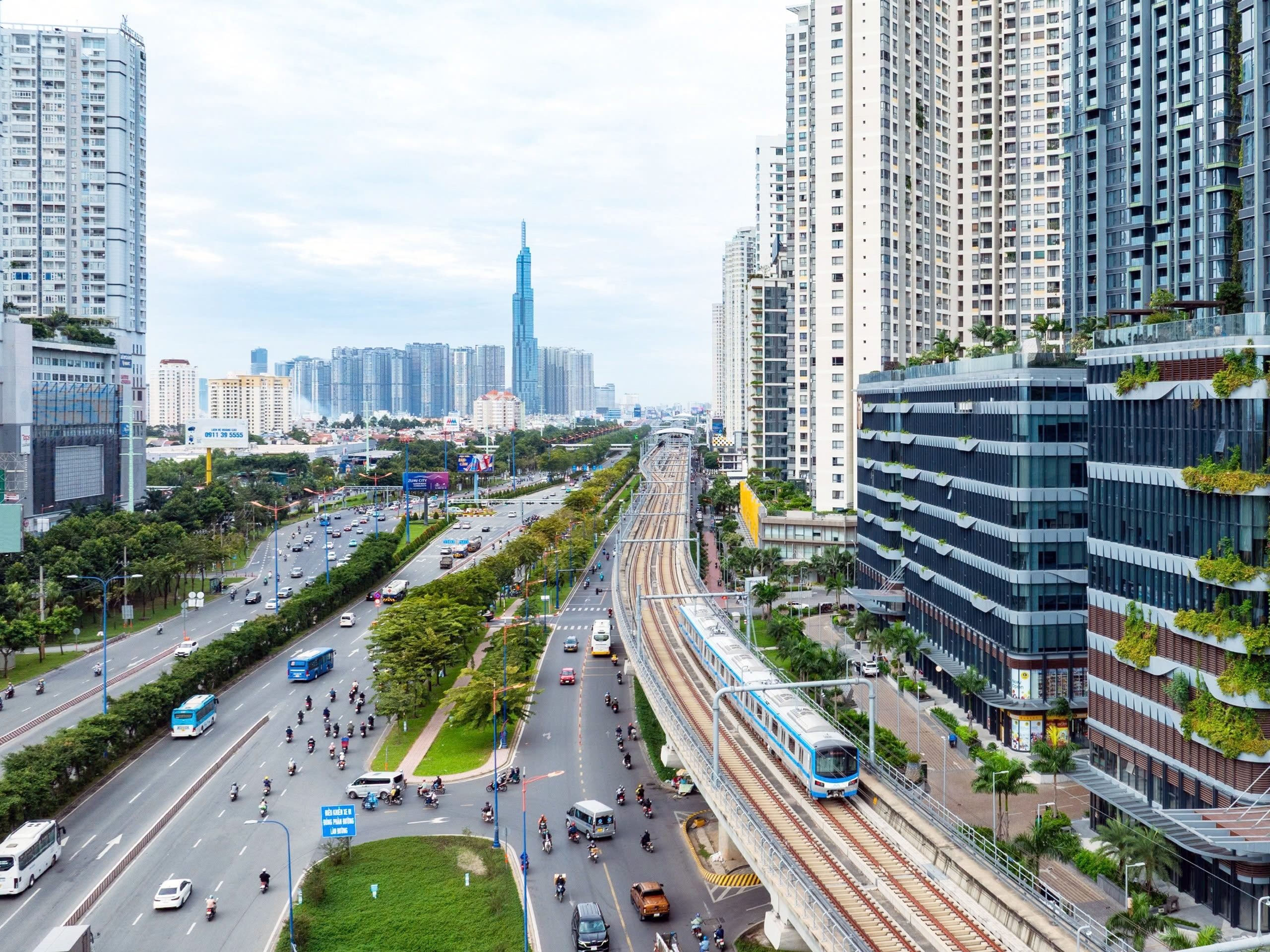 政治局：集中发展河内、胡志明市成为全球文明都市