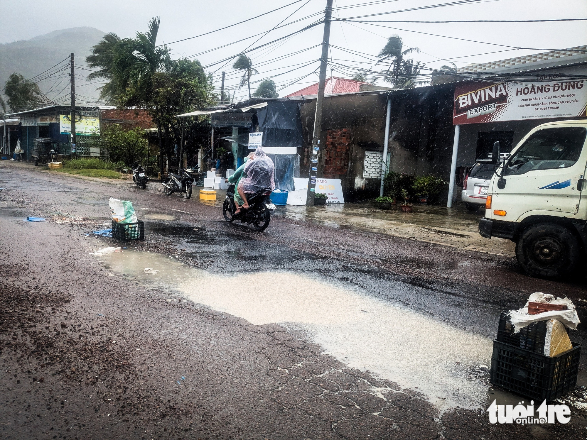 连接平定省和富安省的国道在洪水后布满坑洼和深坑