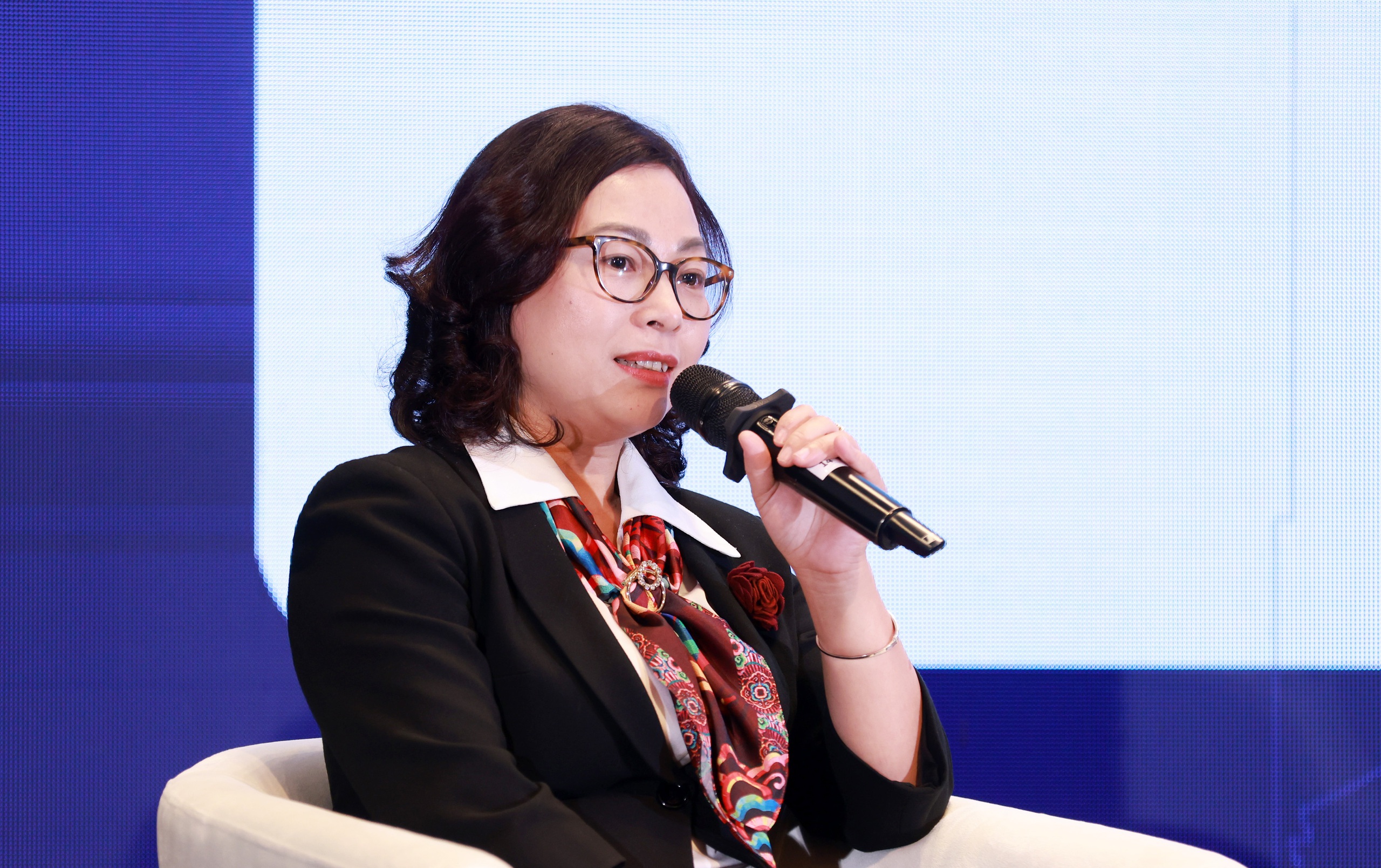 建设部代表就房地产市场哄抬房价行为发表看法