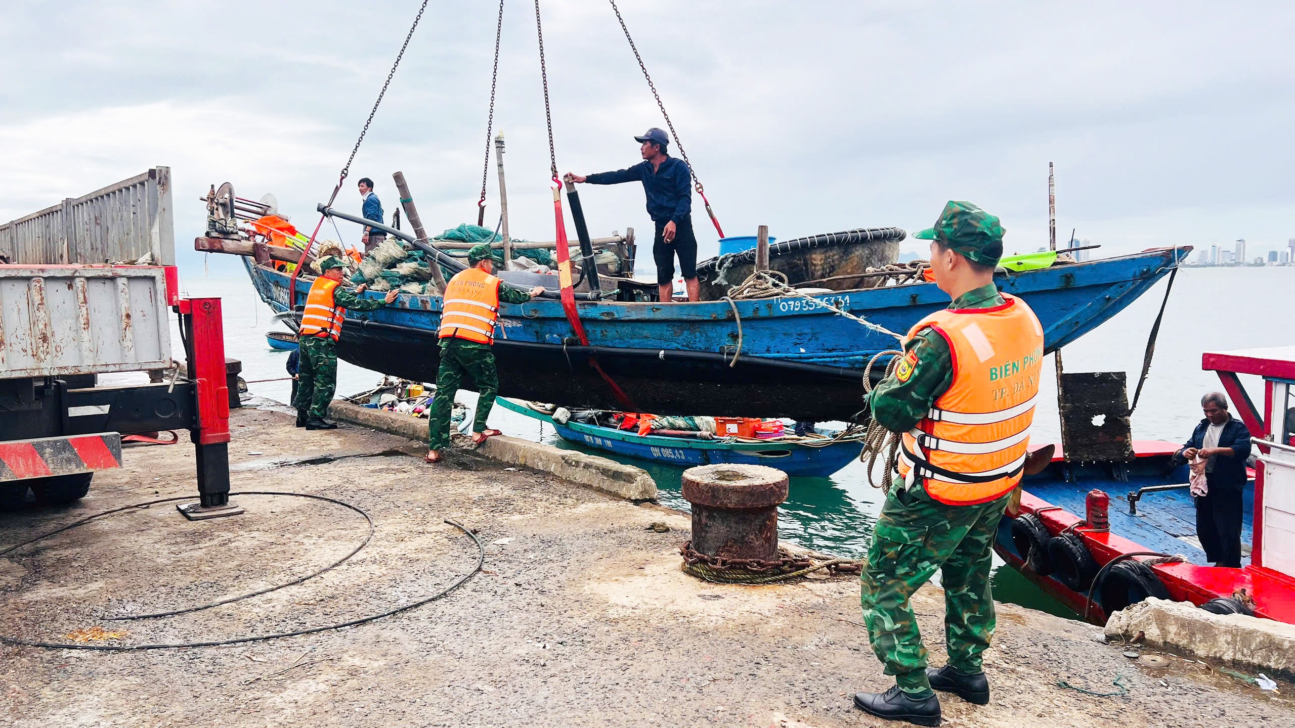 边防部队帮助民众收割水稻以躲避台风，加固房屋