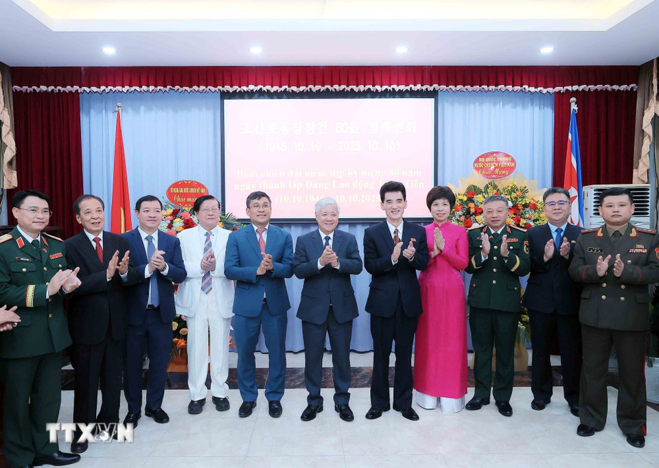 杜文战出席朝鲜劳动党成立纪念招待会