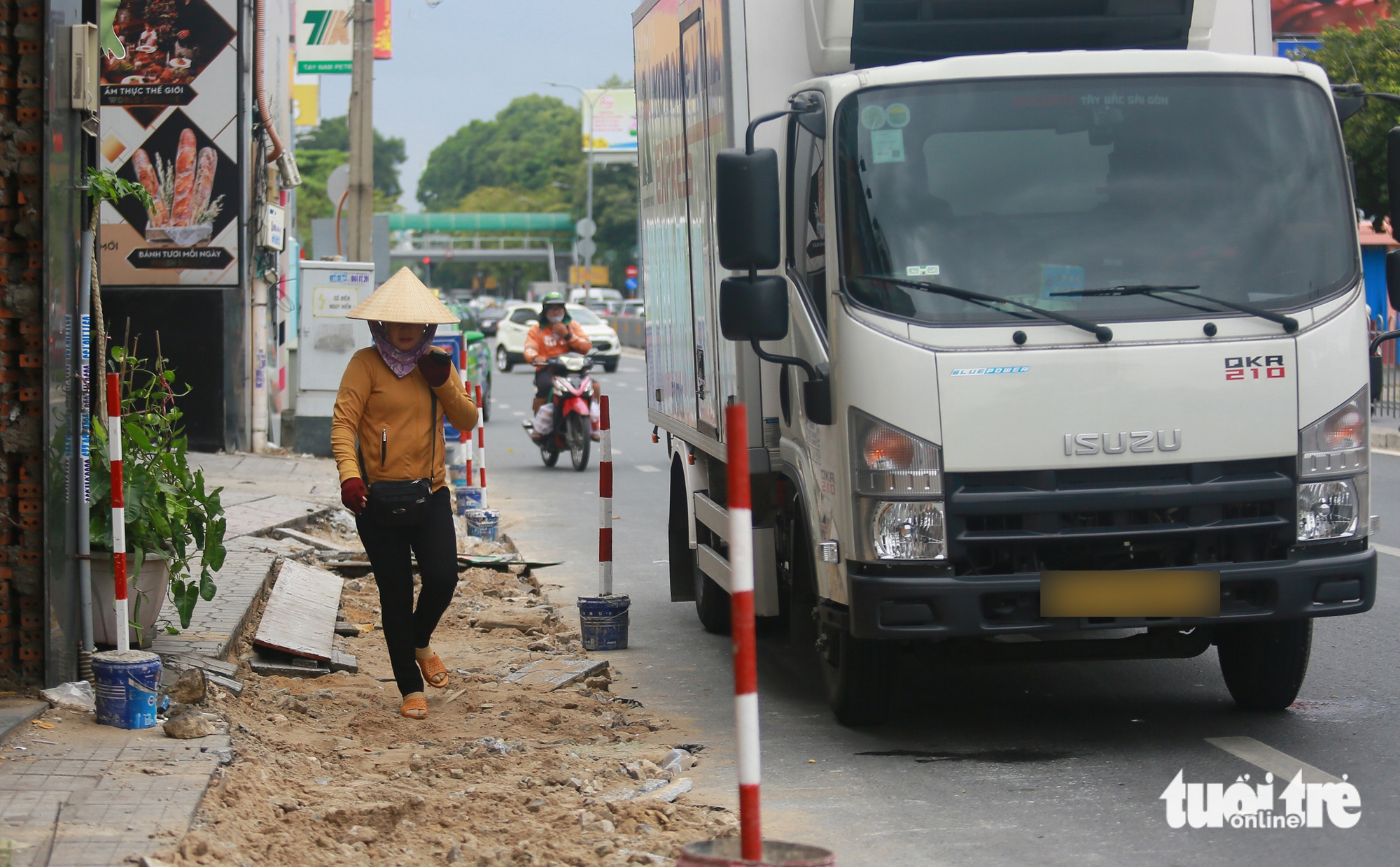 胡志明市年底收紧“路障”：仅夜间挖路，快速修人行道迎接2026年春节