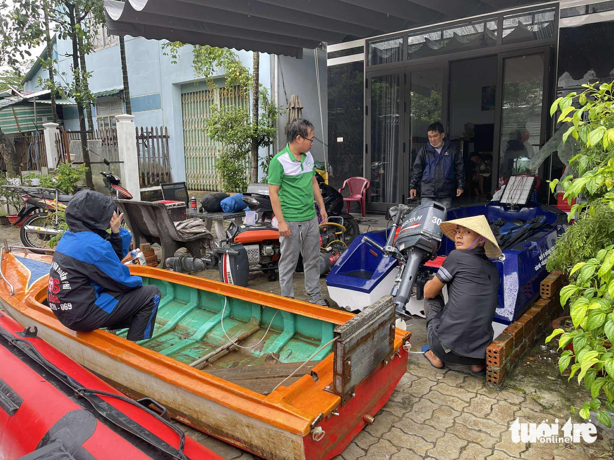 岘港数十支志愿队准备在风神台风前帮助民众