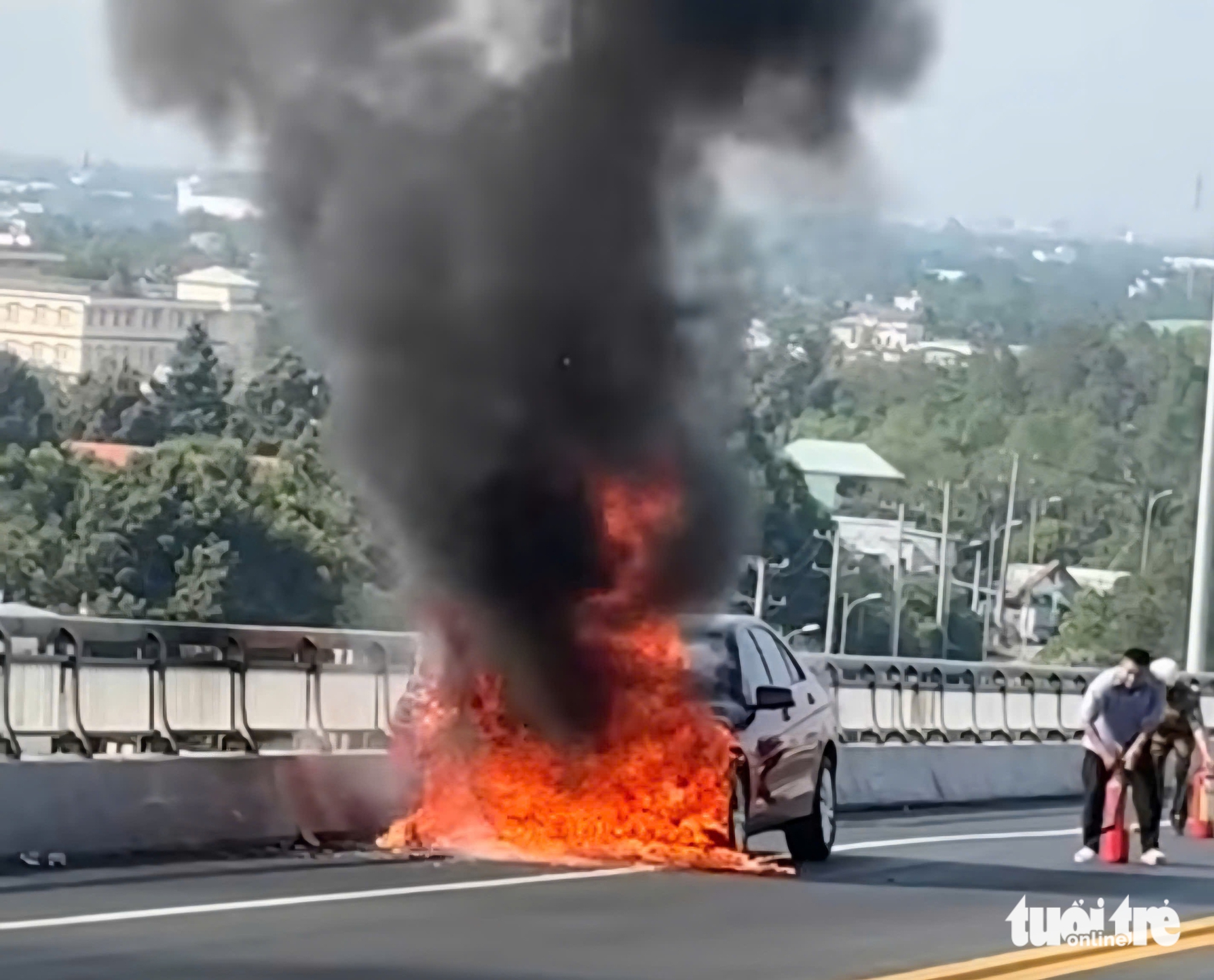 梅赛德斯汽车在Rạch Miễu桥上突然猛烈起火