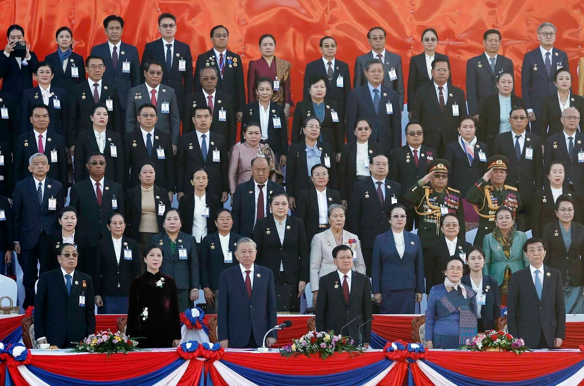 总书记苏林出席老挝国庆50周年阅兵仪式