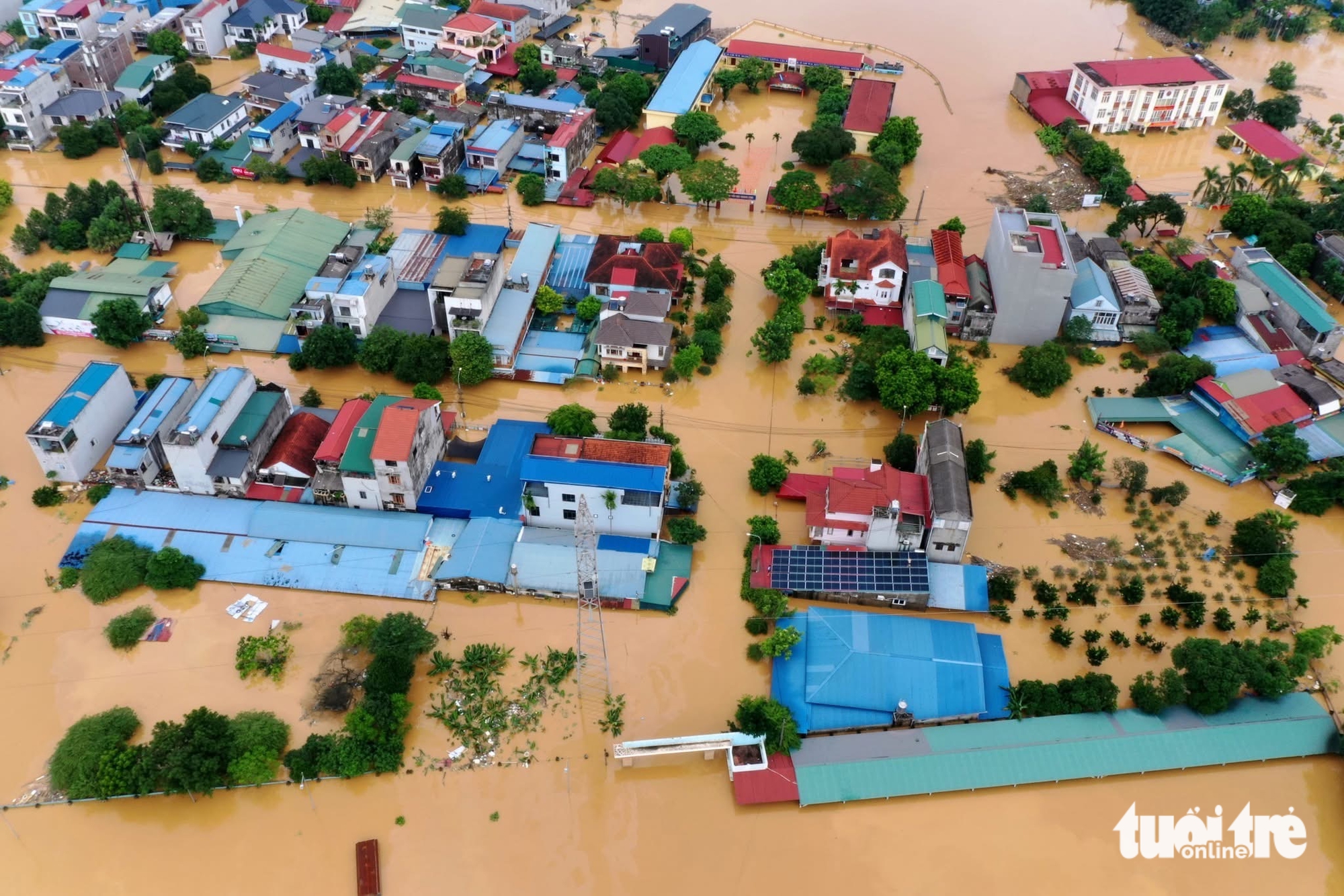 太原洪水区居民爬上屋顶乞求一瓶水