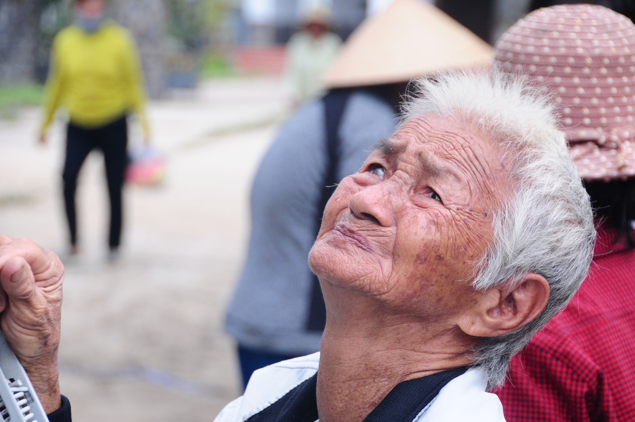 达克拉克洪水区令人心碎的场景：等待一床被褥的手臂，救援物资