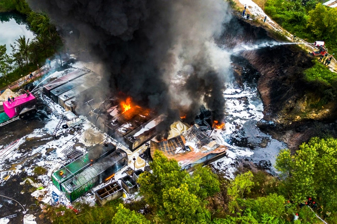 岘港郊区停车场发生大火