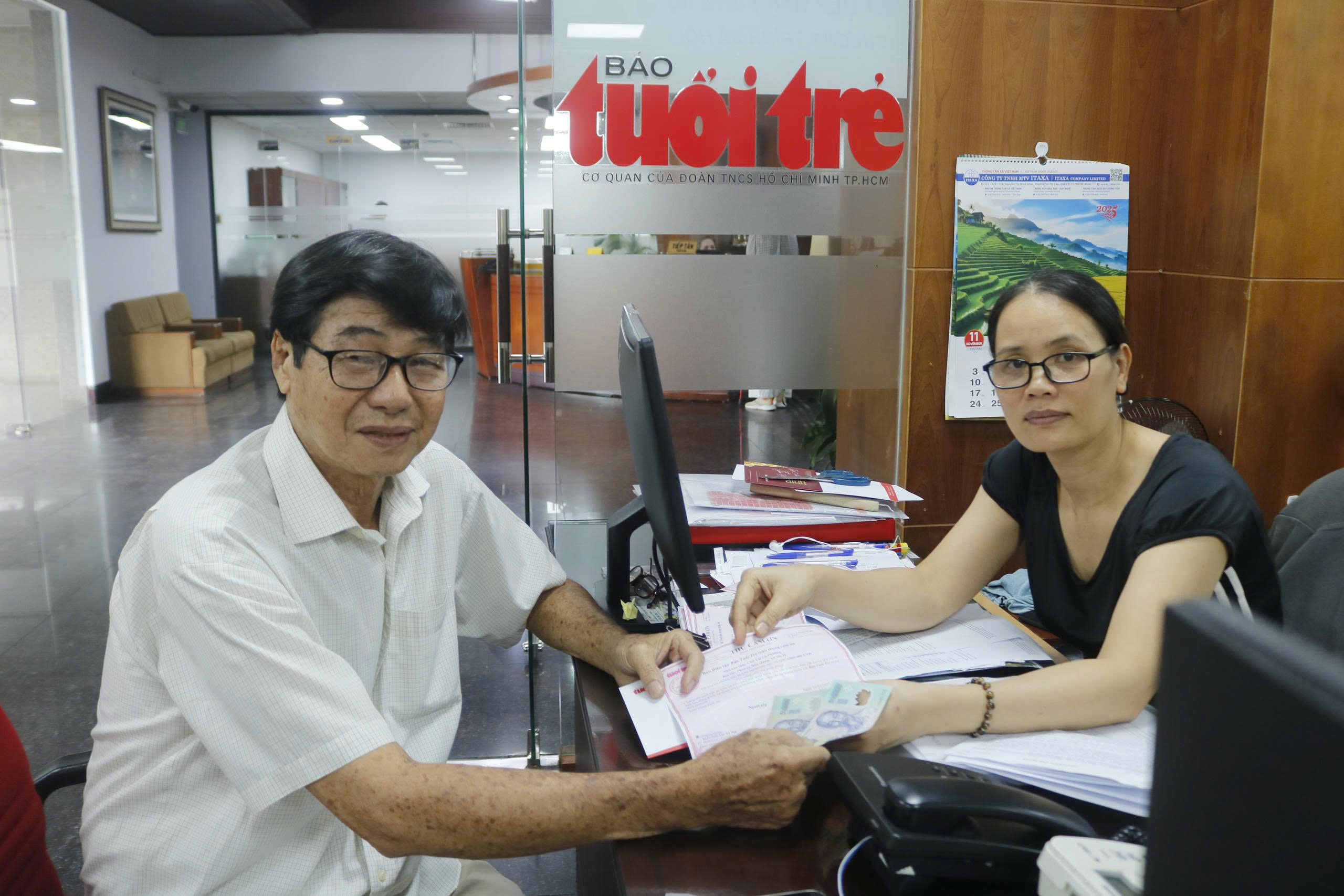 孩子们在洪水中的盆里摇摇欲坠，看着心痛，非常难过