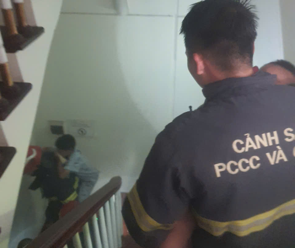 午夜管道房屋火灾中救出2名成人和5名儿童