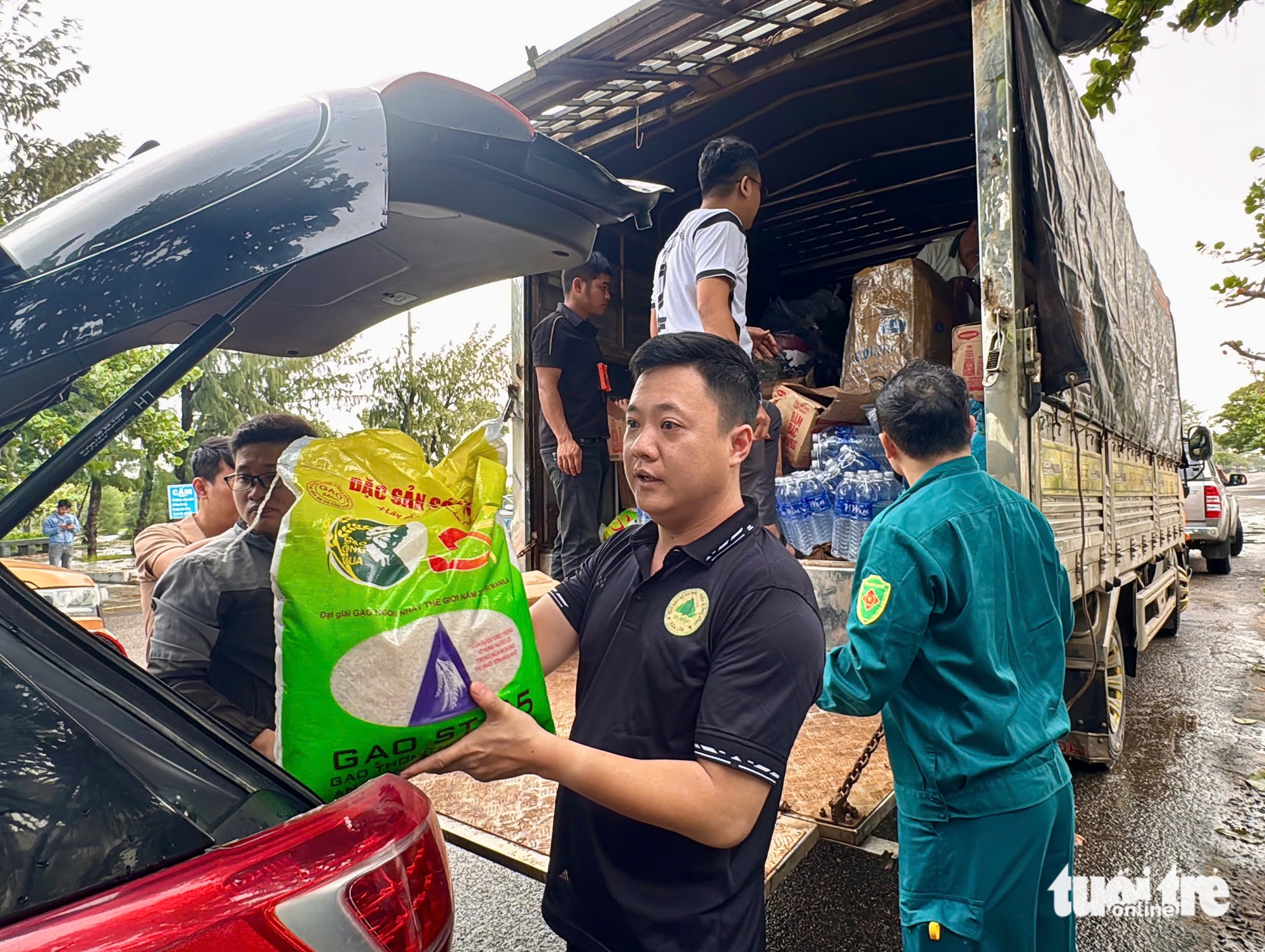 那些承载情谊的车辆驶向富安洪水区