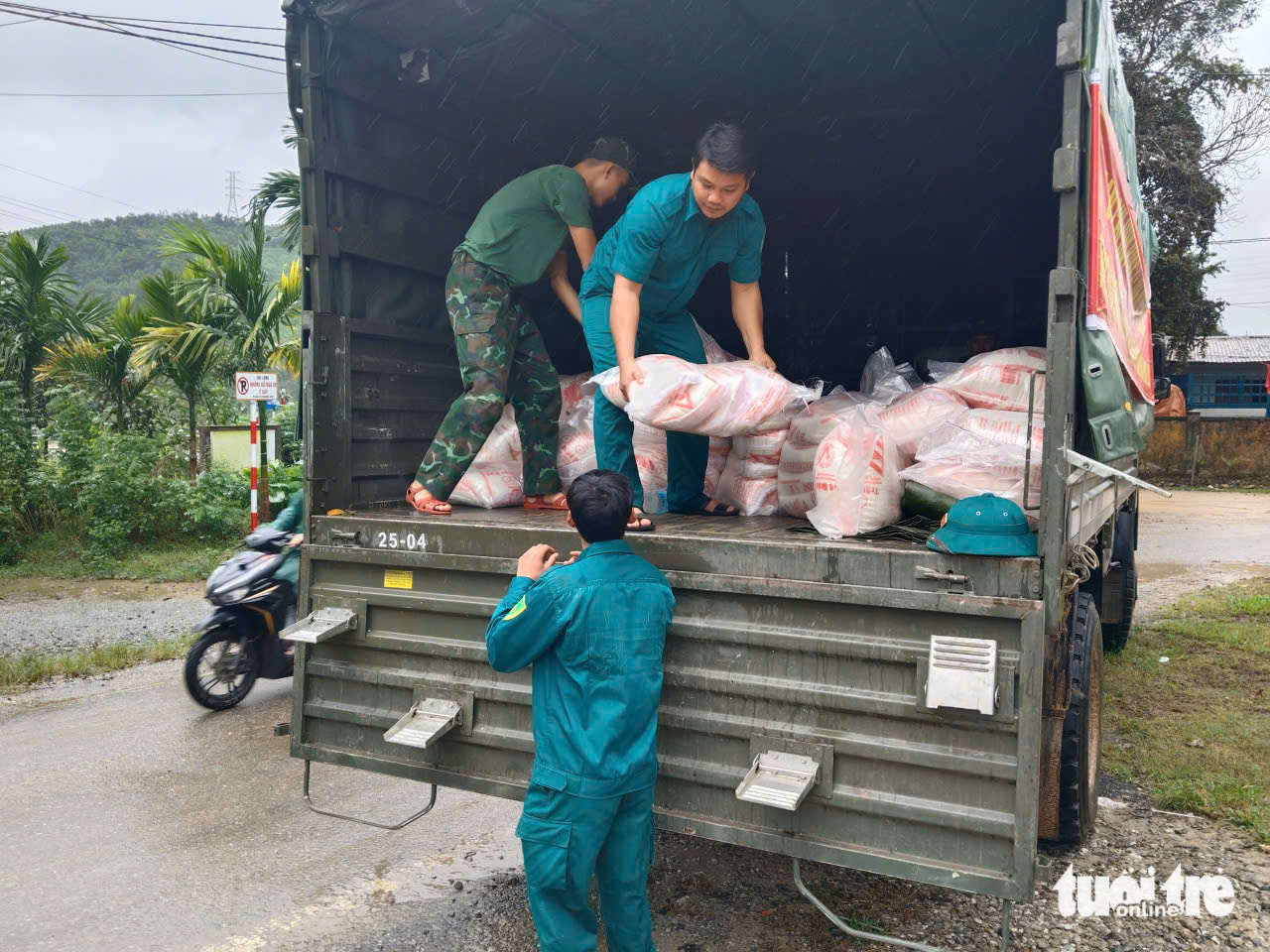 山体滑坡后，数百名茶灵居民尚未回家，又因13号台风而疏散