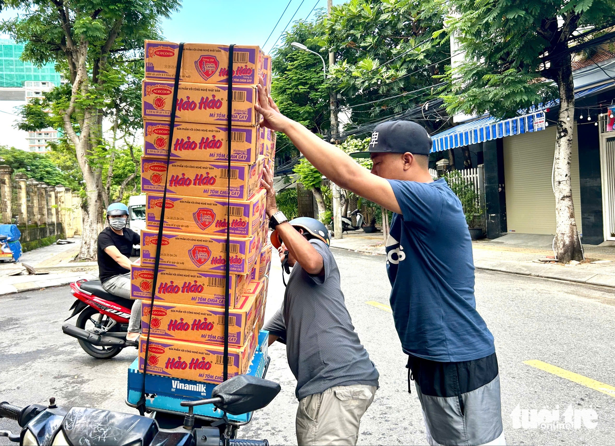 岘港市民寄送数吨必需品援助北部洪水灾区同胞
