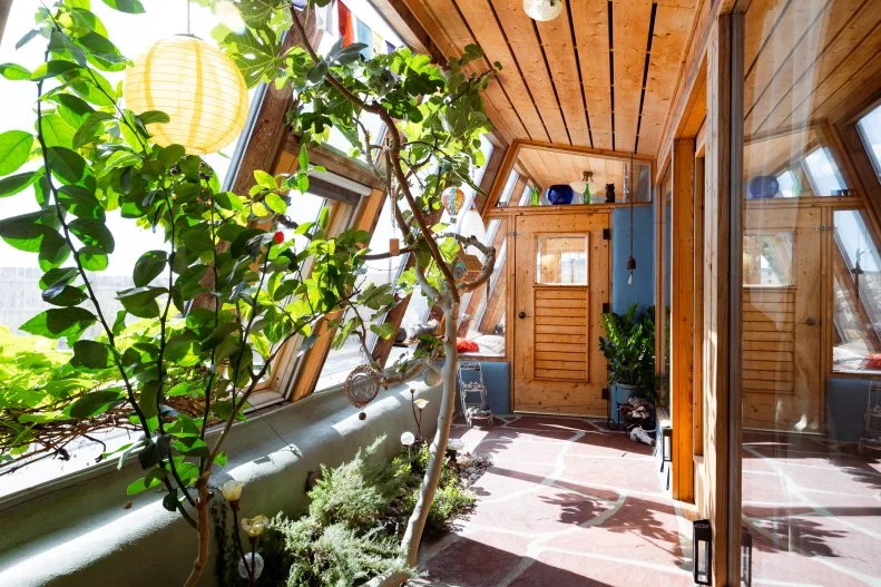 参观新墨西哥州奇特的自给自足绿色Earthship房屋