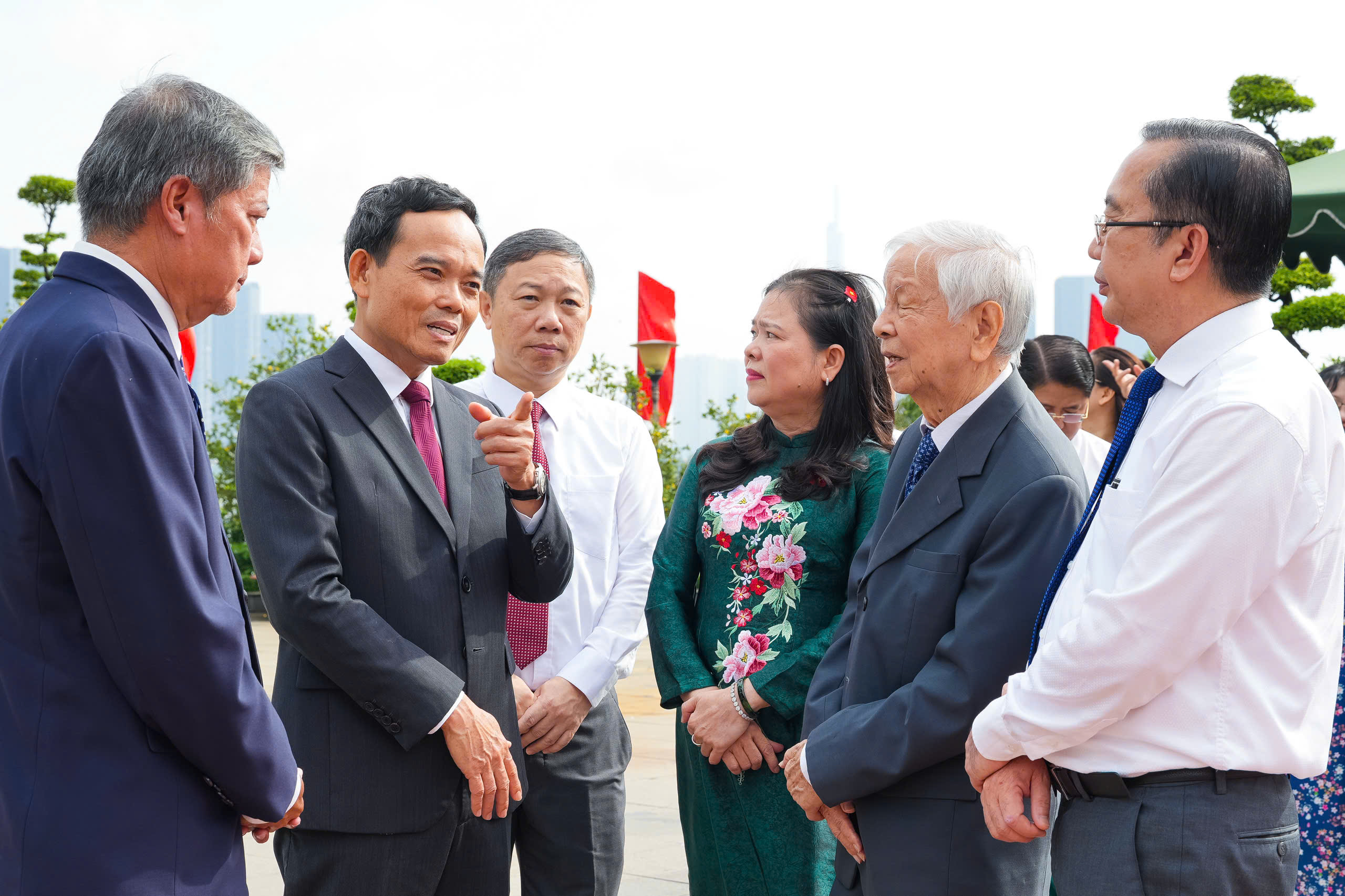 胡志明市领导敬香缅怀胡志明主席和孙德胜主席