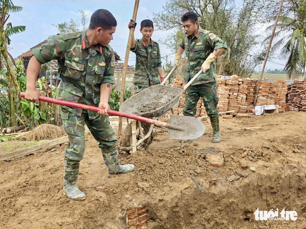 军队连夜为富安省洪水区民众建房