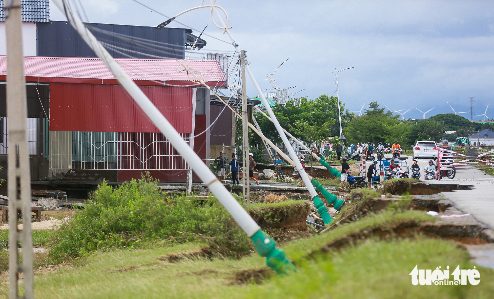 洪水退去，宁顺旧路露出多处断裂，电线杆倒塌遍地
