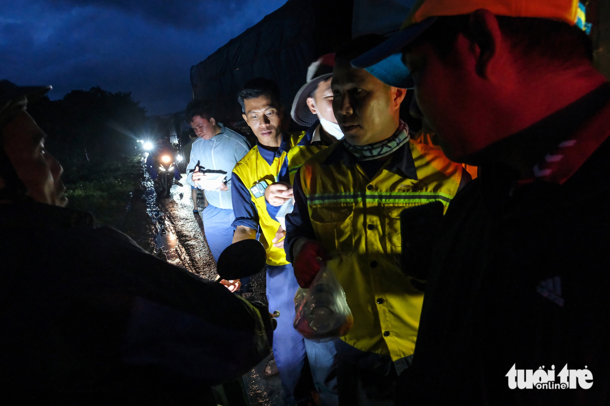 国道1号线上从庆和省前往富安旧方向的30公里交通堵塞开始缓解