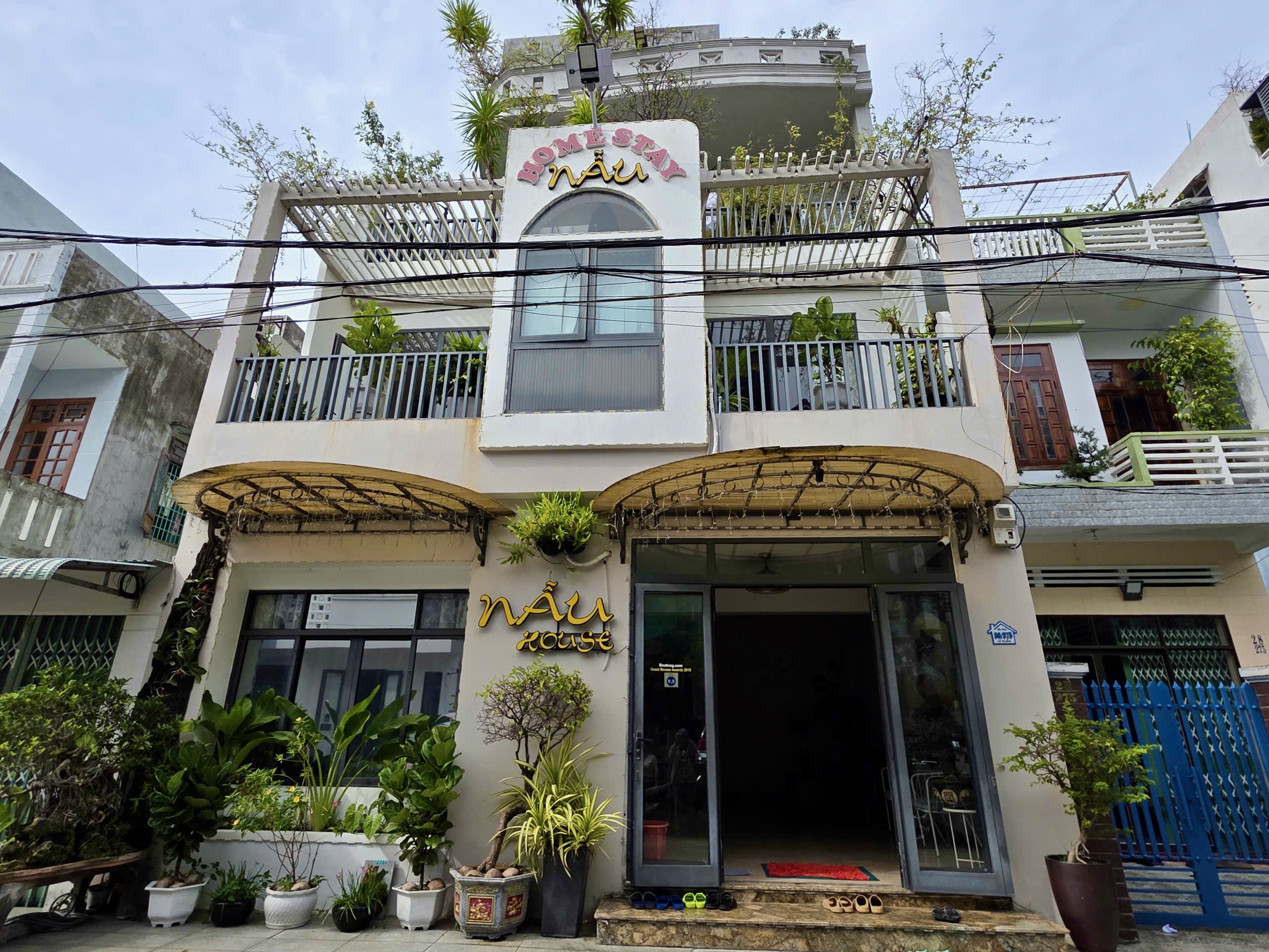 从胡志明市前往富安省的修车队帮助洪水地区居民，为志愿团队提供'零元'民宿