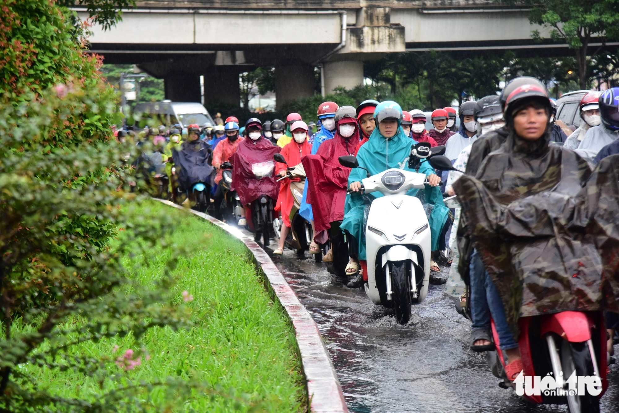 胡志明市数千市民冒雨，一点点挪动上学、上班