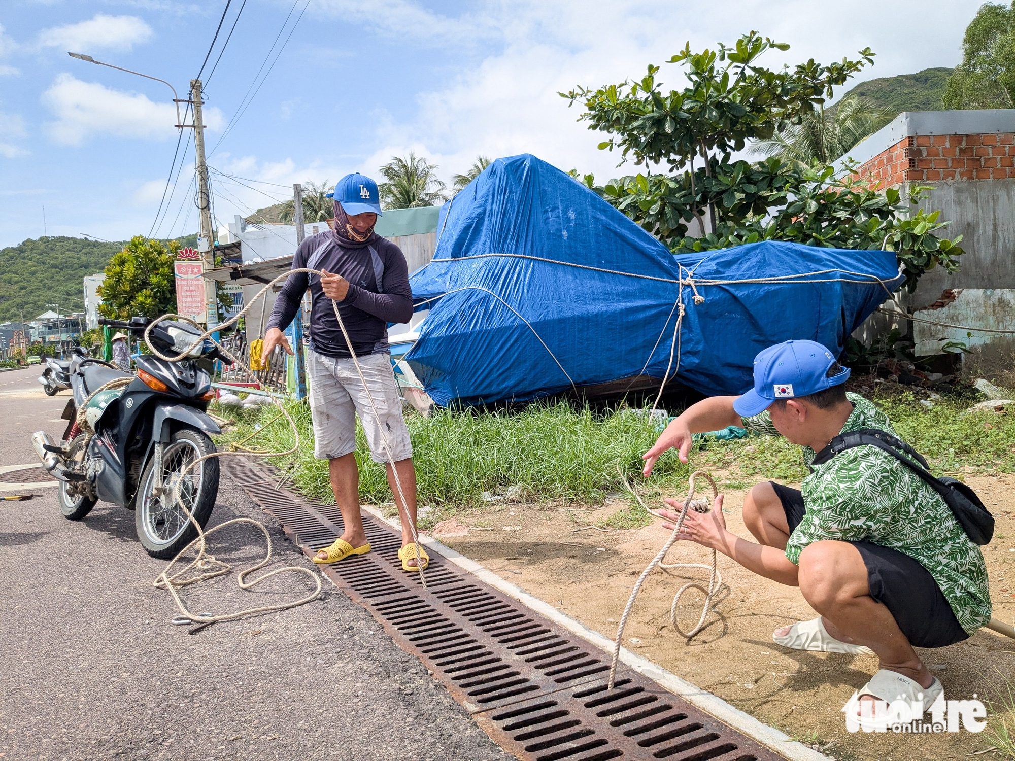 沿海居民用沙袋和石块压住屋顶以抵御台风Kalmaegi