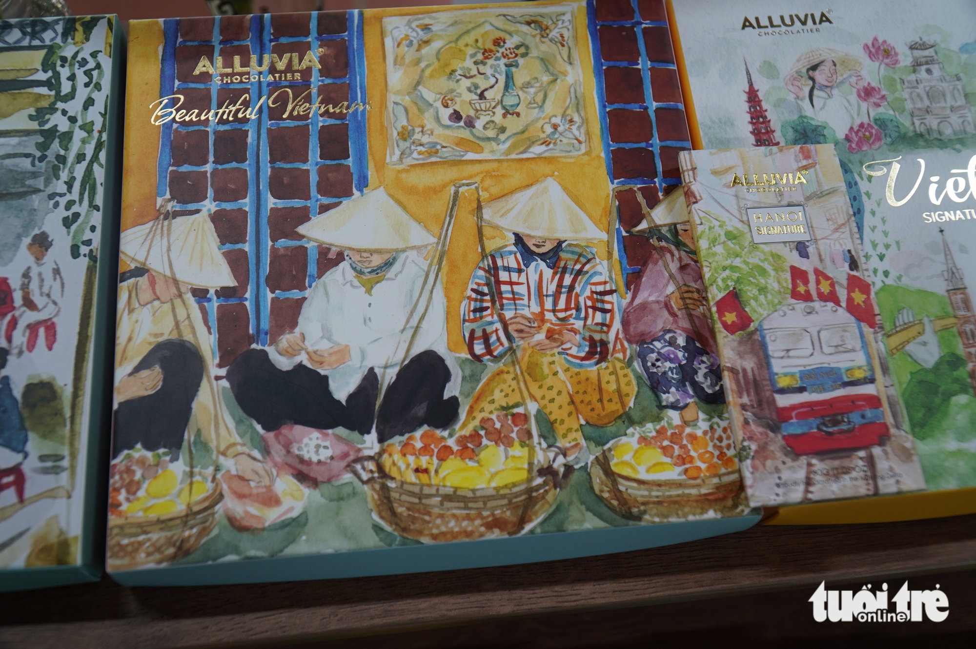 游客兴奋体验在前江边制作巧克力