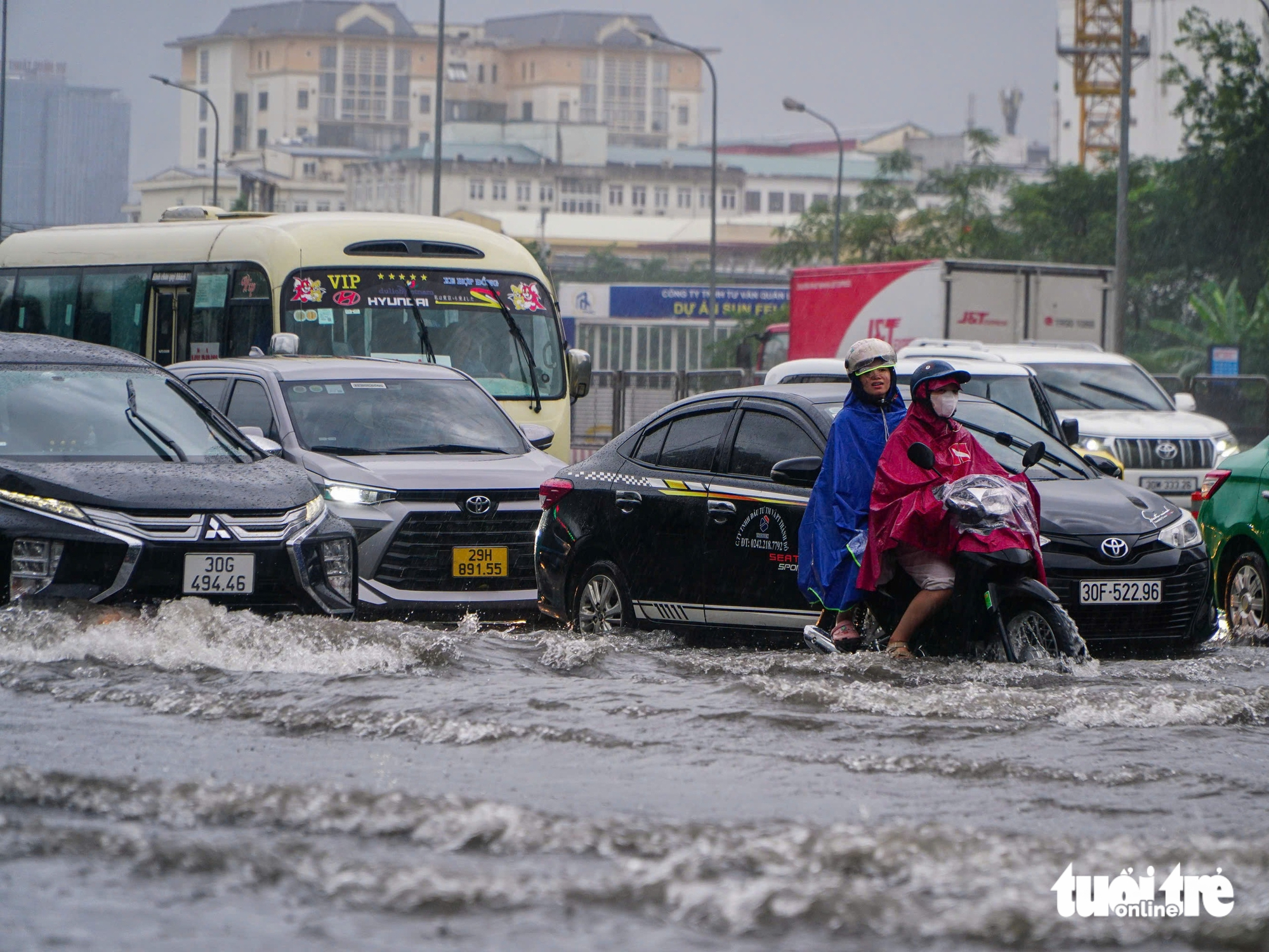 大雨持续一整天，河内街道深陷积水