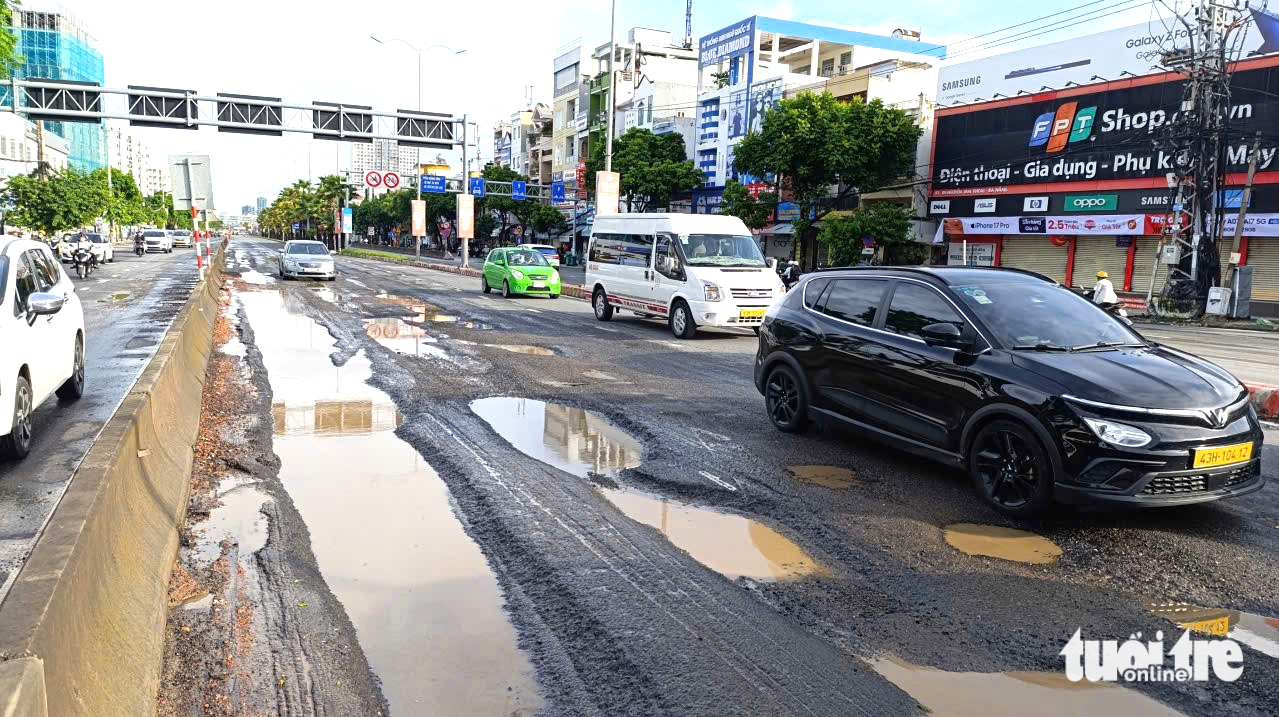 岘港市中心的主干道如同'犁过的田地'