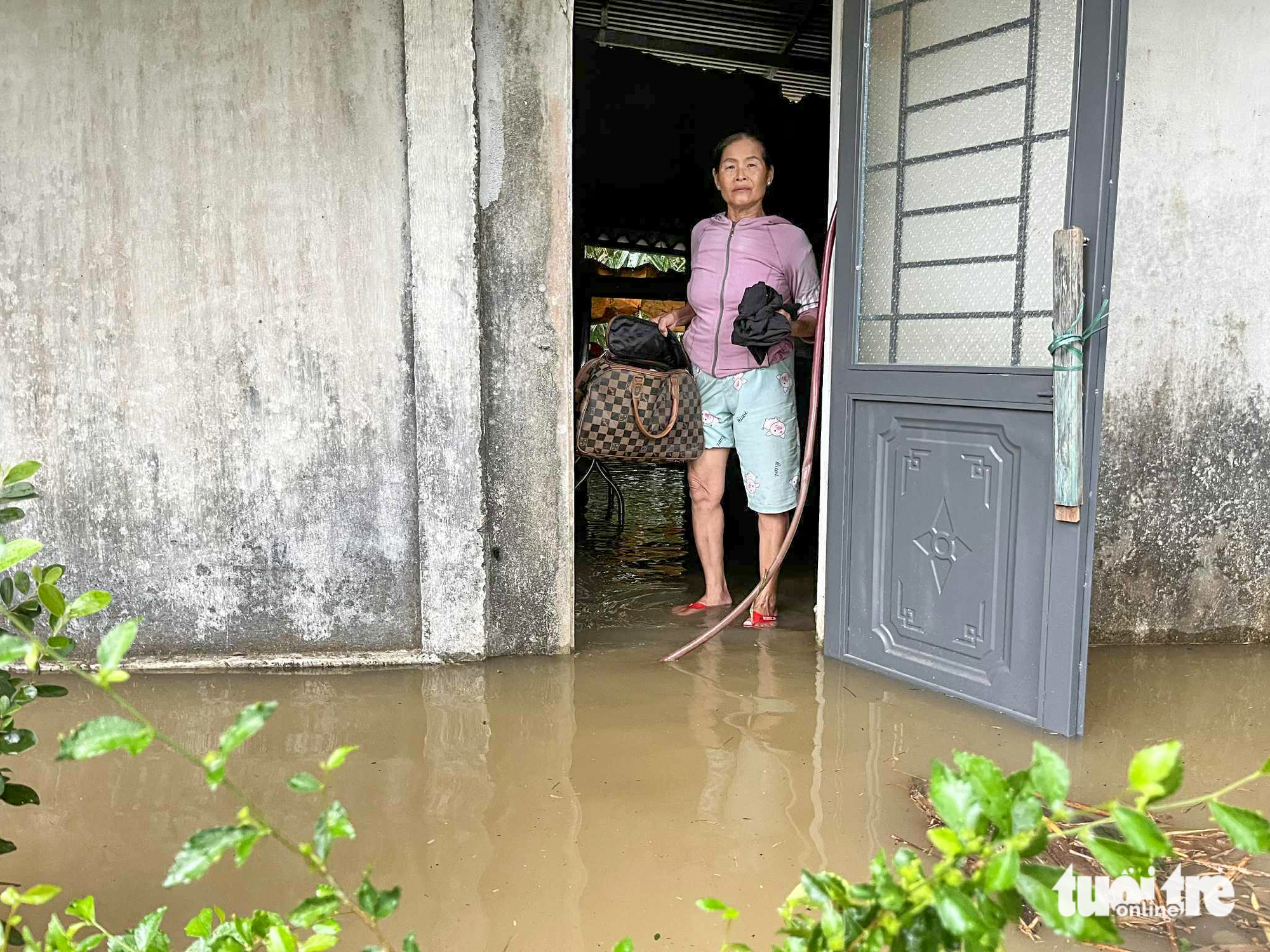 顺化：河水上涨，许多民宅被深淹