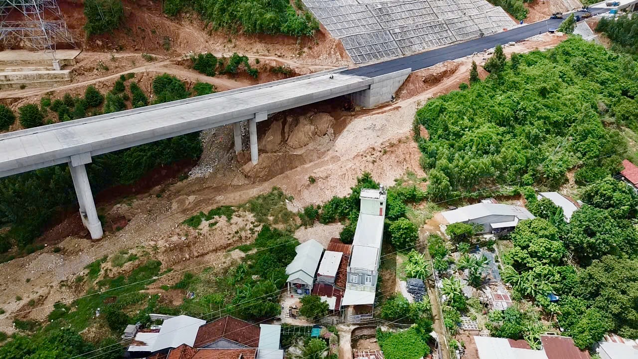 半夜，居民因归仁-至盛高速公路工地泥土冲入房屋而逃离