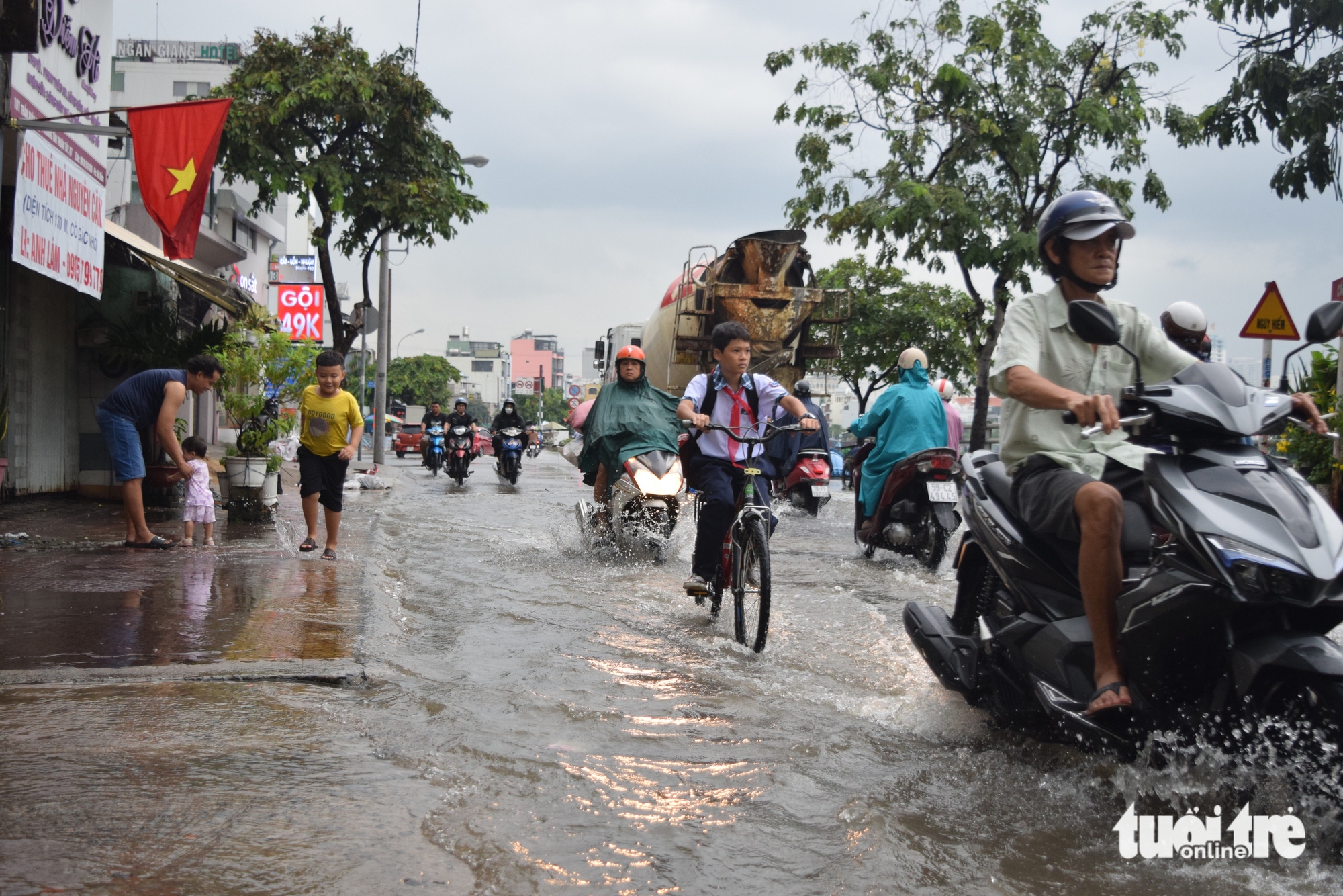 潮汐结合雨水导致内涝，胡志明市市民下班时段涉水而行