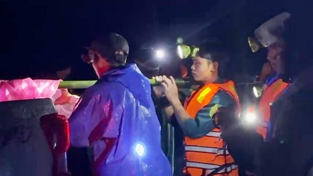 连夜跋涉20公里抬送三名山体滑坡伤员前往急救