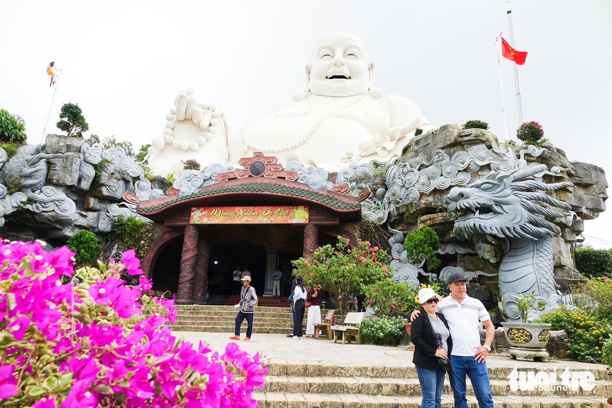 游客迷上在安江拍摄棕榈田和独特洞穴的照片