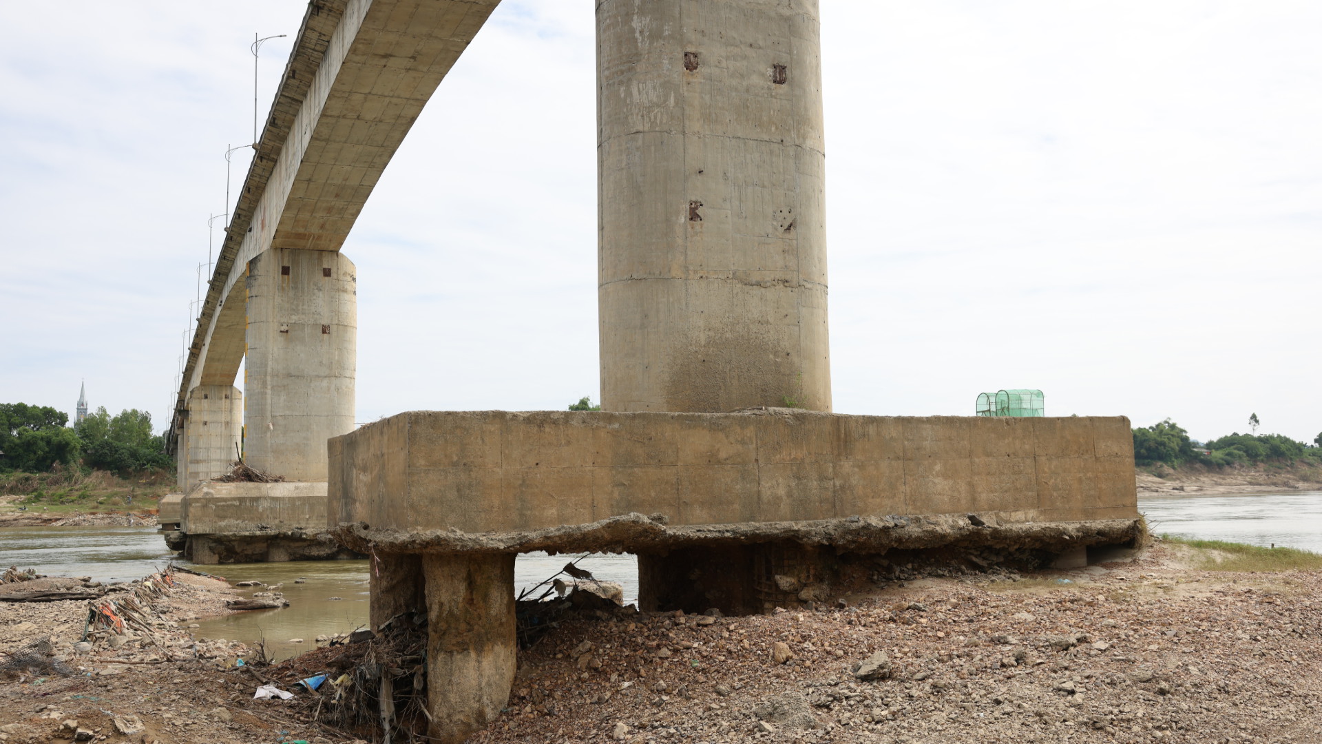 泸河桥墩损坏，暂时禁止汽车通行