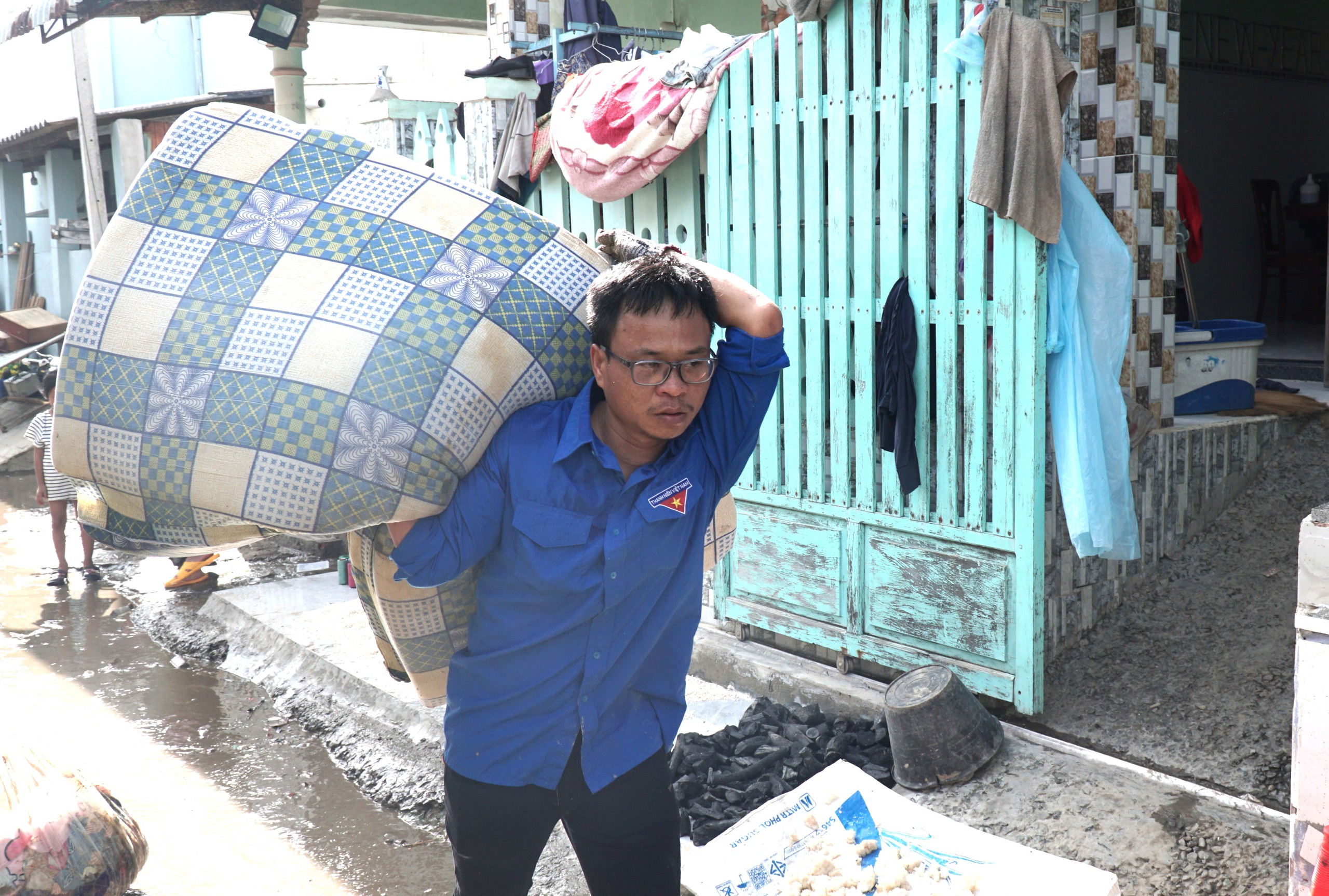 龙河水库前所未有地泄洪：联香居民许多财产随洪水流失