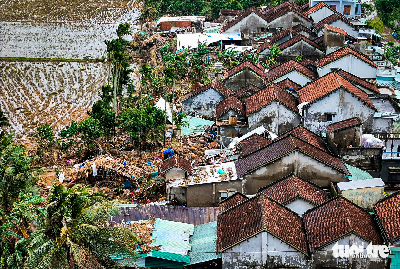 重返洪灾中心和盛：在破碎的房屋中寻找母亲的照片