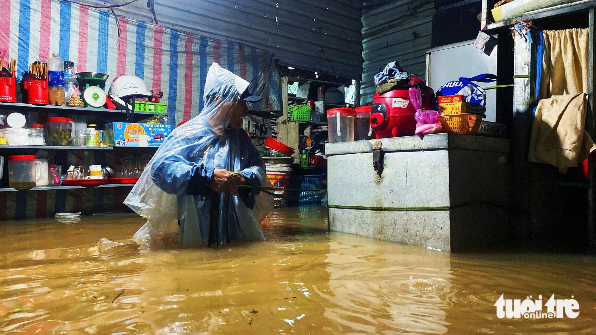 顺化大雨倾盆，许多居民区因Bualoi台风而深陷积水