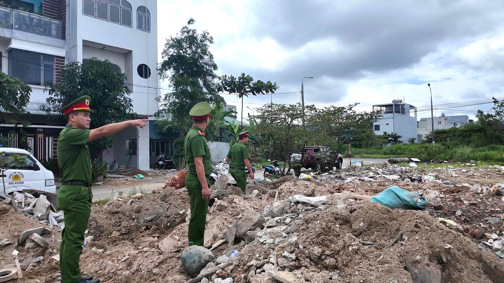 公安巡逻，深夜当场抓获两辆卡车非法倾倒建筑垃圾