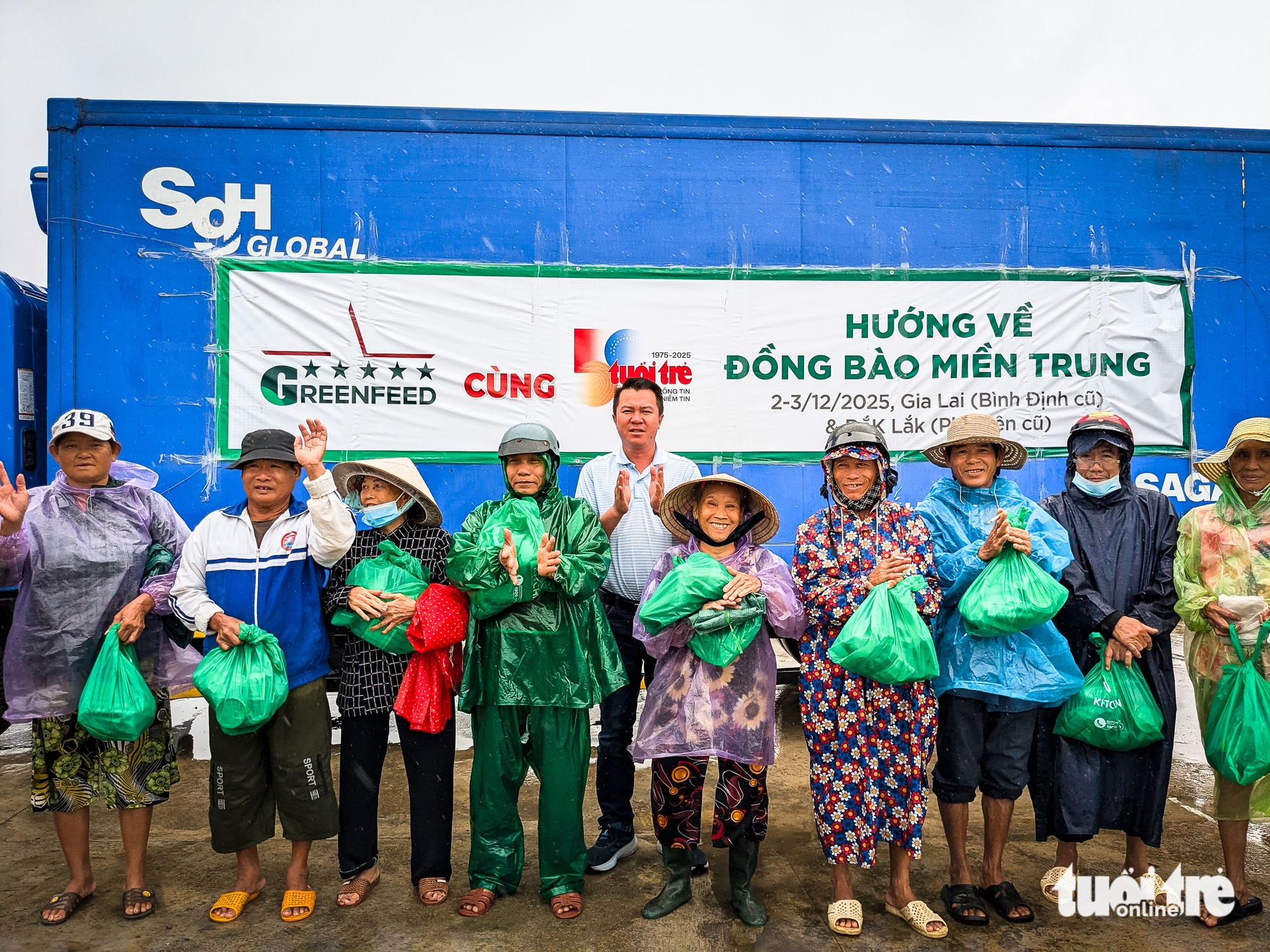 GREENFEED越南公司联合青年报向平定省、富安省旧洪灾区民众赠送礼物
