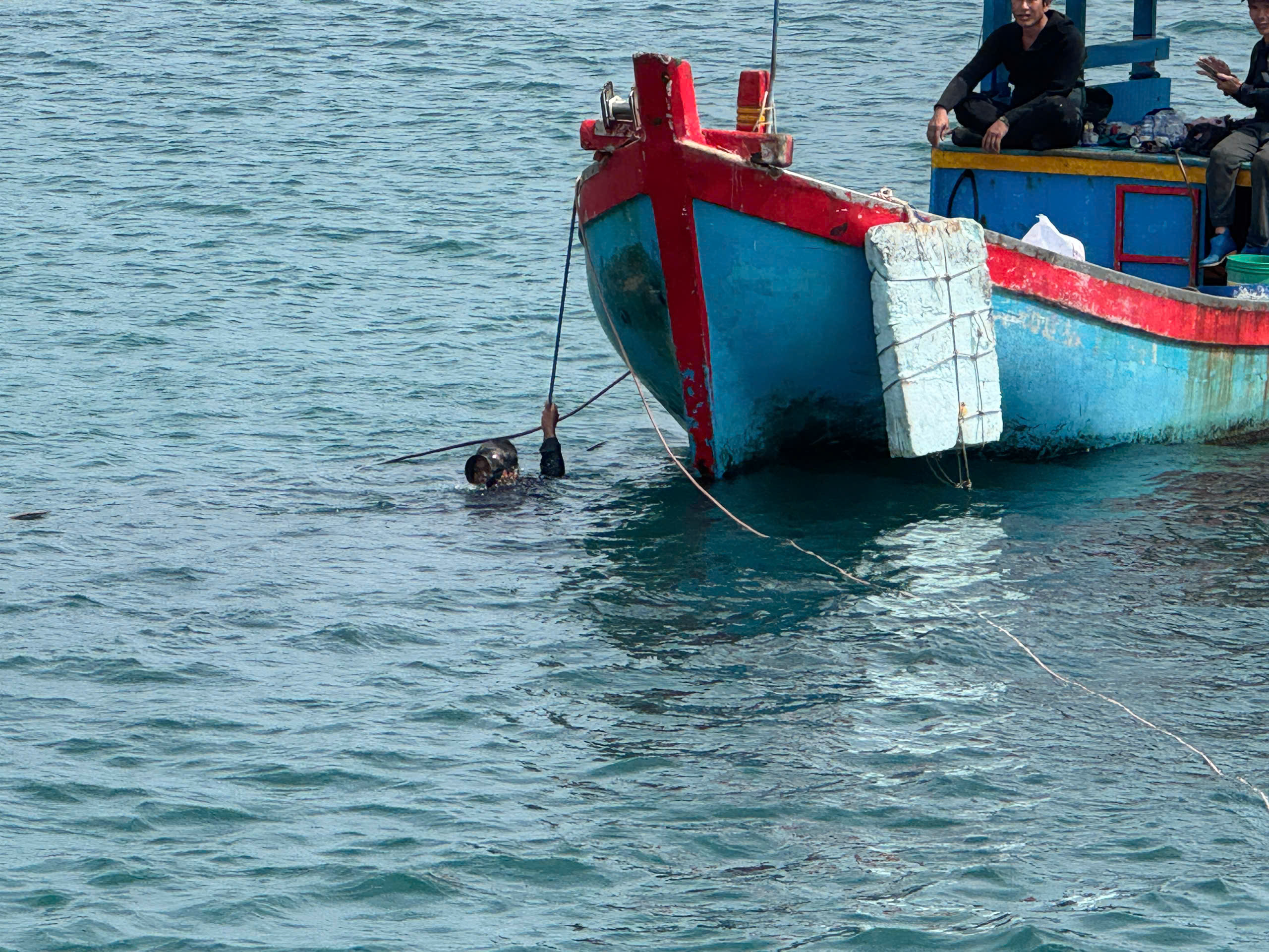 救援船船长‘撞船入港’以救10人的决定