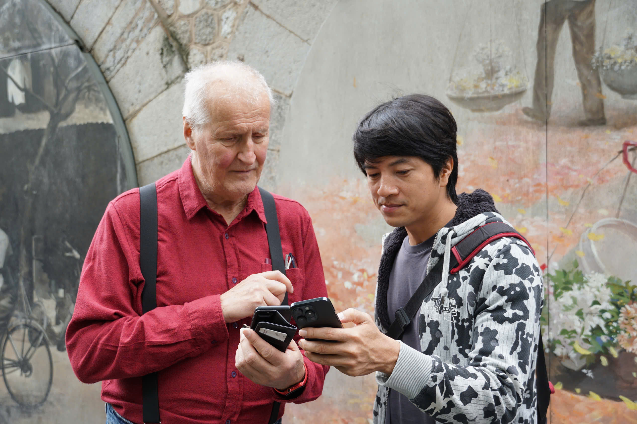 在河内老城区，东西方镜头交汇：混乱却迷人
