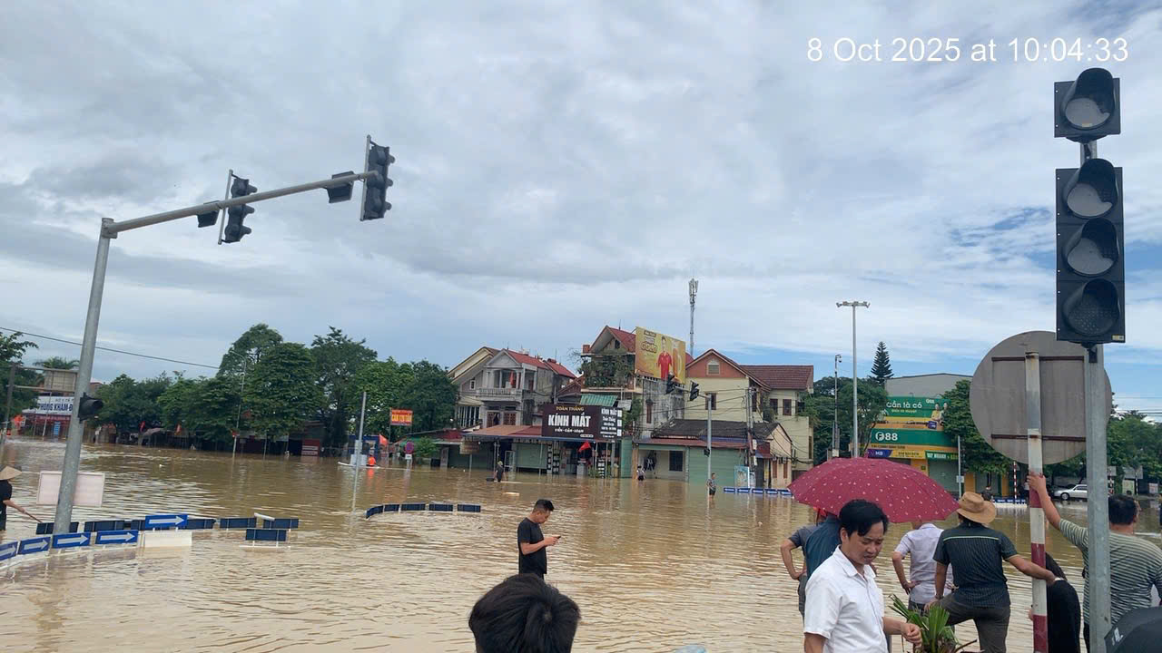 北部山区多条道路因洪水仍处于拥堵状态