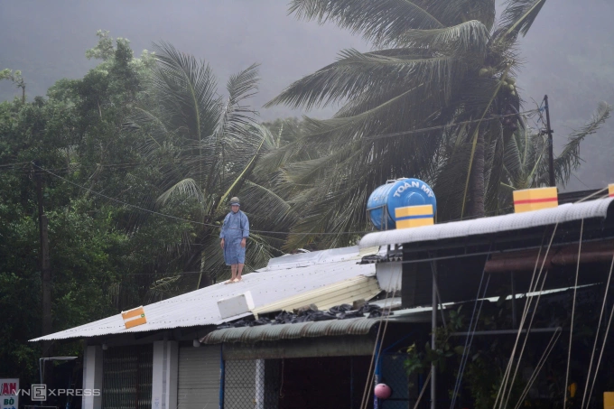 台风Kalmaegi逼近海岸时击碎酒店玻璃