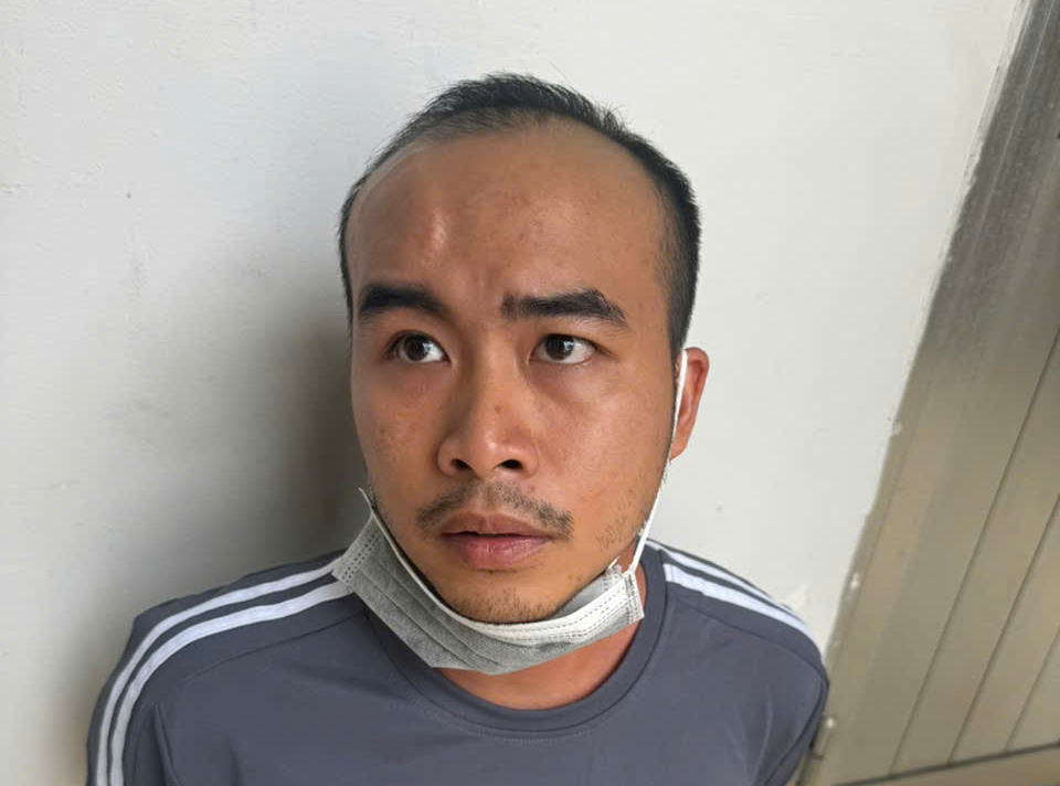 金店劫匪在新富龙社拖拽女员工后供认了什么？