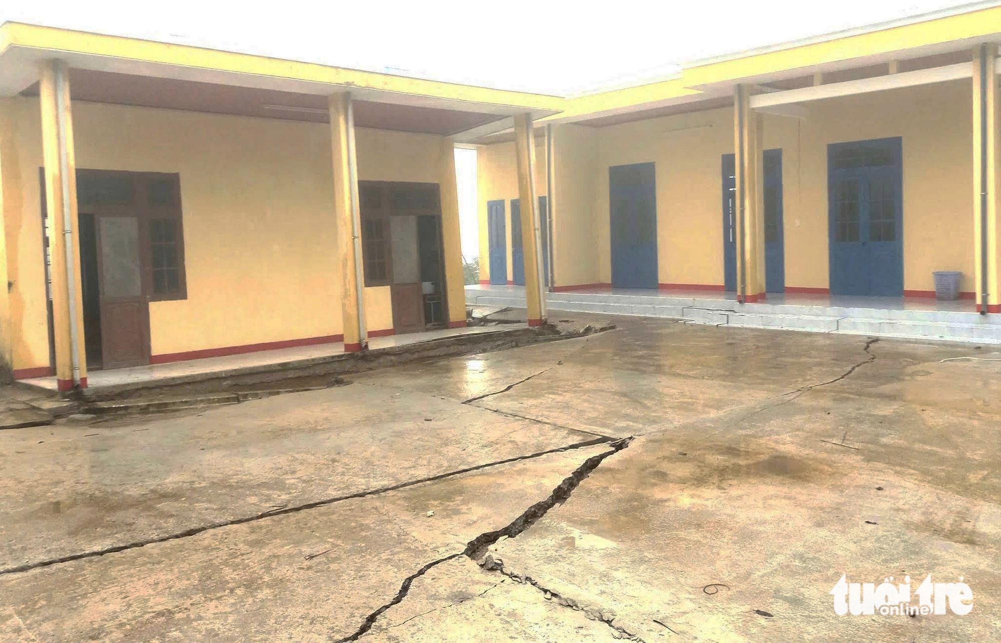 地基开裂、沉降，岘港山区学校面临倒塌风险