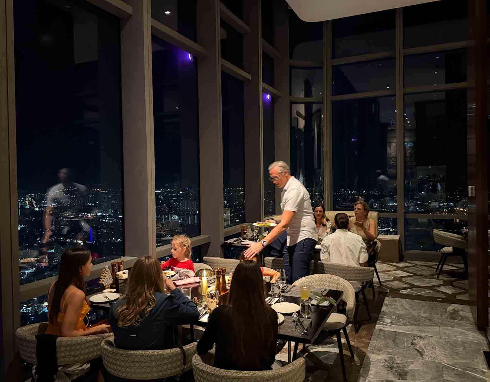 胡志明市热闹准备年末节日季