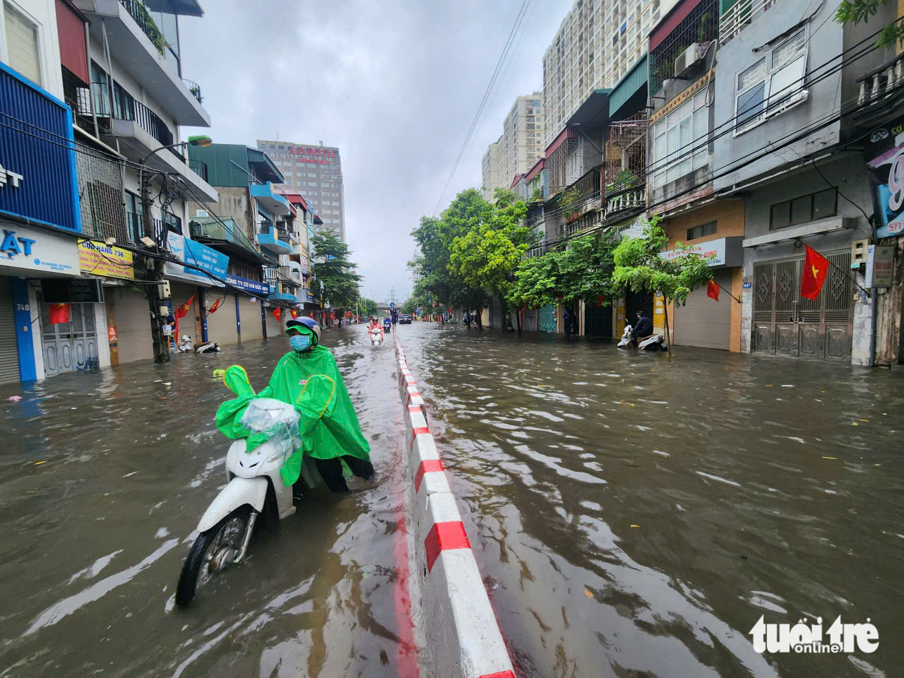河内第五号台风整夜大雨，多条道路深积水，交通瘫痪