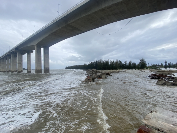 大浪猛烈冲击堤岸，涌入民宅